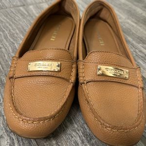 Beautiful coach brown flats perfect for work! Or for going out!